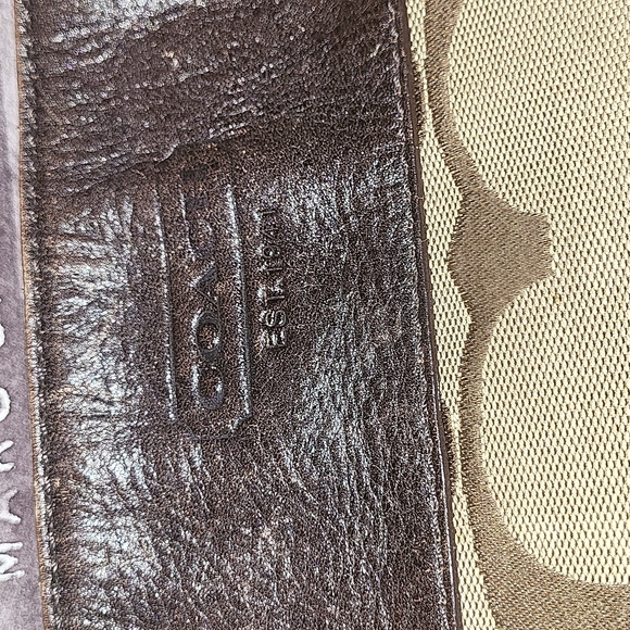 Coach shoulder bag in classic style with black leather strap & detail gently ❤ - Picture 2 of 8